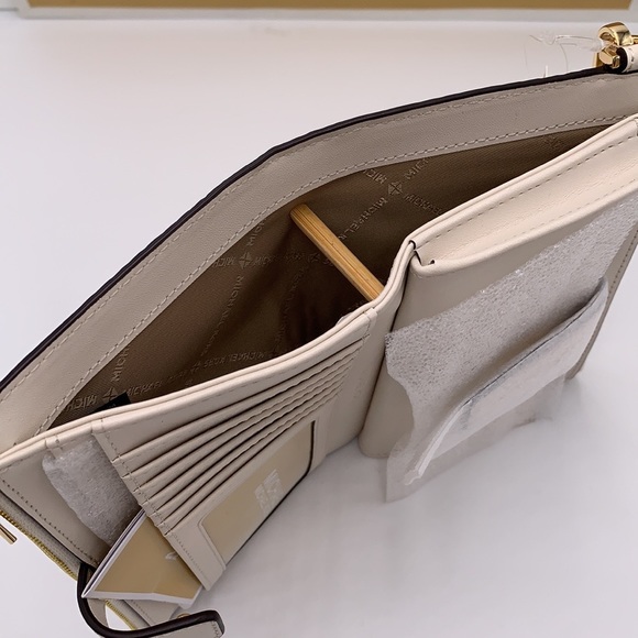 MICHAEL KORS
JET SET TRAVEL
 LIGHT CREAM MULTI
LG DOUBLE ZIP WRSTLT - Picture 5 of 13